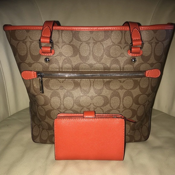 BRAND NEW COACH ZIP TOTE IN SIGNATURE CANVAS - Picture 2 of 4
